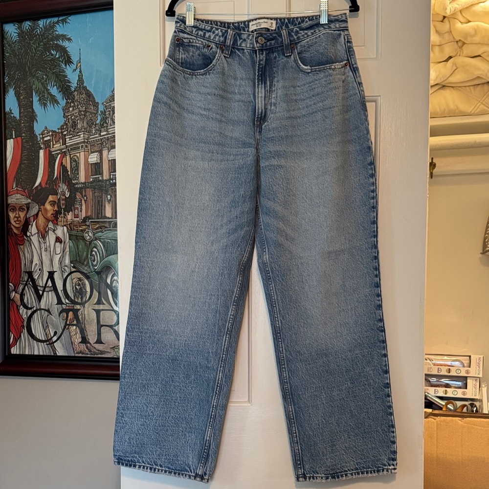 Abercrombie & Fitch High Rise Loose Fit Curve Love Jeans light wash distressed